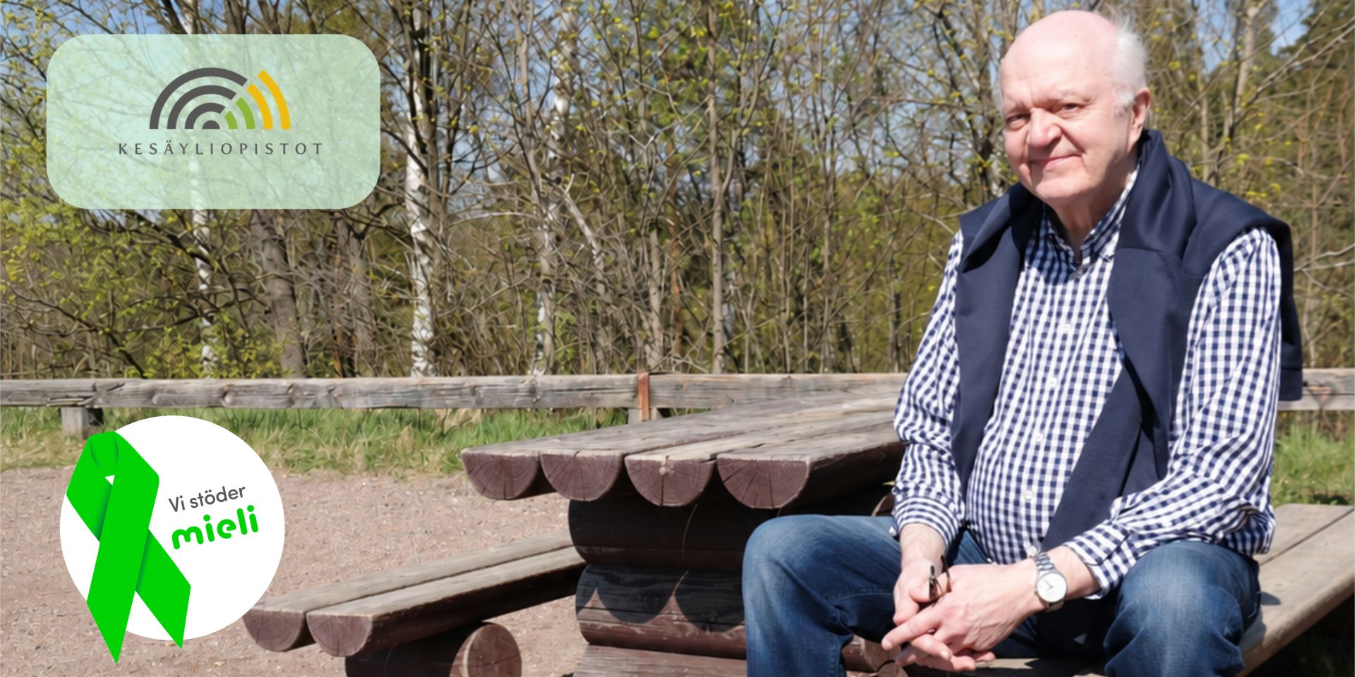 Bilden föreställer Jari Sinkkonen, en äldre man med vitt hår, rutig skjorta, jeans, och silverfärgat armbandsur. Han sitter på en parkbänk i en vårlig, solig miljö och blickar vänligt in i kameran. I bakgrunden en björkskog.